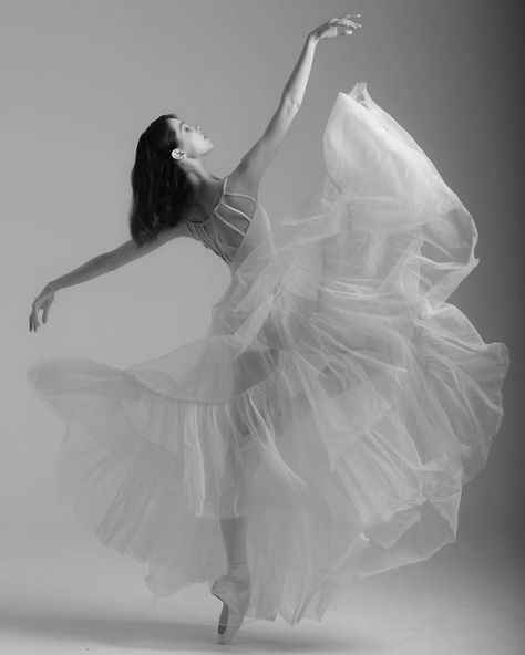 Dance Pose Ideas, Ballerina Bride, World Ballet Day, Photography Training, Ballet Images, Bolshoi Theatre, Dancing Drawings, Dance Photography Poses, Dance Dreams