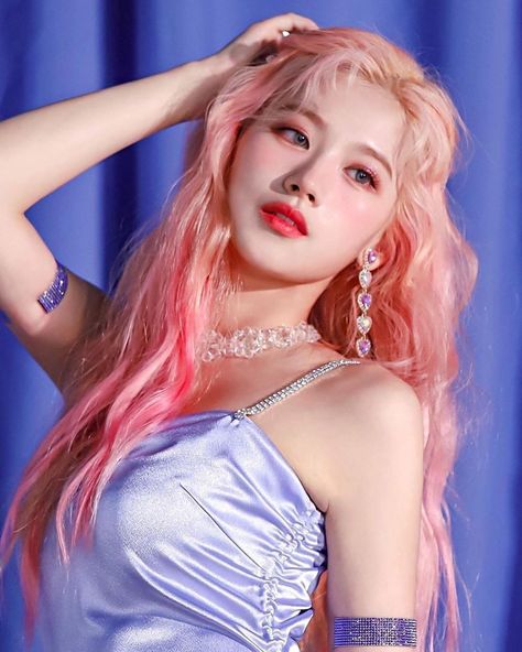 Twice Sana Pink Hair, Idols With Pink Hair, Sana Pink Hair, Sana Pink, Hair Icon, Sana Minatozaki, Twice Sana, Minatozaki Sana, Grunge Hair