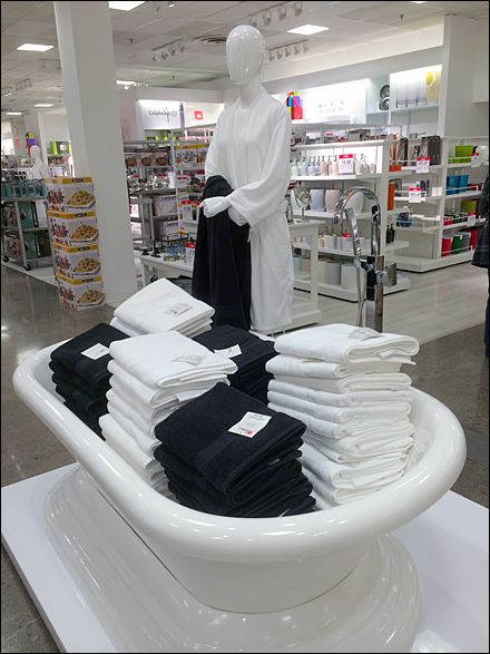 JCPenny Bath Towels in Tub Visual Merchandising Dress Form Decor, Decorate A Bathroom, Display Towels, Merchandising Retail, Towel Display, Window Display Retail, Bedding Store, Retail Store Display, Store Design Boutique