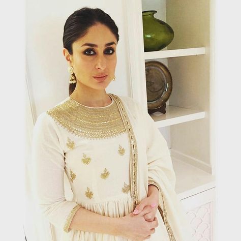 Kareena Saif, Suit Ideas, Ethnic Looks, Desi Clothes, Kareena Kapoor Khan, Low Ponytail, Indian Suits, Kareena Kapoor, Saree Dress