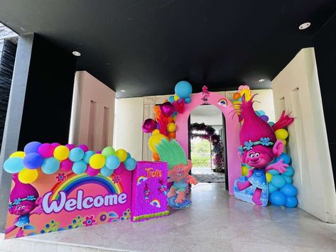 Donatella’s Trolls party | CatchMyParty.com Trolls Party Ideas, Trolls Birthday Party Ideas, Diy Trolls Birthday Party, Trolls Birthday Party Cake, Trolls Party, Troll Party Theme, Disco Birthday Party, Trolls Birthday Party, Troll Party