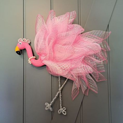 Pink Flamingo Party Decorations, Dollar Tree Flamingo Crafts, Flamingo Wreath Diy, Flamingo Wreath Ideas, Pink Flamingo Ornament Diy, Flamingo Macrame, Pink Flamingo Wreath, Flamingo Projects, Pink Flamingo Wreath Deco Mesh