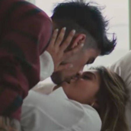 Zayn Malik Makes Out With Sofia Jamora in Let Me Music Video - E! Online Zayn Malik Let Me Music Video, Zayn Malik Kissing, Let Me Zayn Malik, Zayn Malik Let Me, Zayn Let Me, Couples Making Out, Zayn Malik Girlfriend, Making Out Couple, Making Out Videos