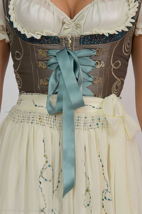 Very elegant #Dirndl. This can be worn for festive events like weddings. Traditional Dirndl Germany, Germany Traditional Dress, Dress Dirndl, British Dress, German Traditional Dress, German Clothing, German Wedding, Oktoberfest Dress, Hansel Y Gretel