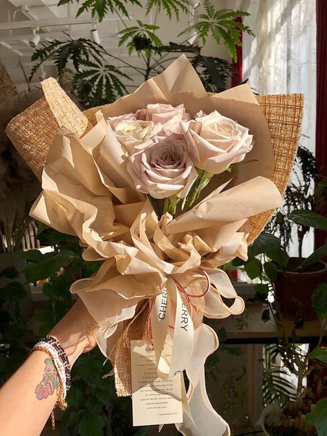 Newspaper Wrapped Flowers, Flowers Wrapped In Paper, Wrapping Bouquets, Newspaper Wrapping, Ribbon Flowers Bouquet, Flower Wrapping, Satin Ribbon Flowers, Flower Bouquet Diy, Kraft Paper Wrapping