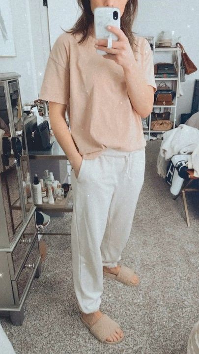 Comfy Travel Outfit Summer Road Trips, Wfh Fits, Revealing Outfit Casual, Comfy Road Trip Outfit, Comfy Home Outfits, Travel Outfit Summer Road Trips, Comfy Travel Outfit Summer, Airplane Outfit, Work From Home Outfit Ideas