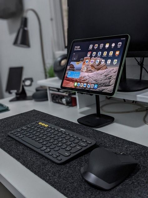 List of technology for enthisiasts of 2023 Ipad Setup Aesthetic, Ipad Setup, Ipad Pro Accessories, Computer Gadgets, Computer Set, Computer Desk Setup, Mini Office, Technology Products, Desktop Setup