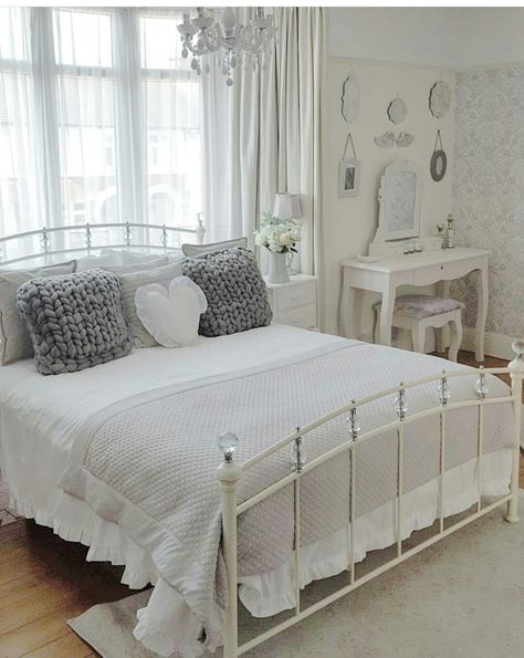 White Metal Bed Frame Bedroom Ideas, White Room Decor Bedroom, White Metal Bed Frame, White Metal Bed, Costal Bedroom, Stylish Bedroom Design, White Bed Frame, White Room Decor, Comfy Bedroom