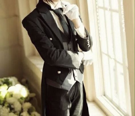 A Vampire's Love, Butler Suit, Butler Aesthetic, Butler Outfit, Aesthetic Cosplay, Royal Aesthetic, Black Butler Anime, Black Butler Kuroshitsuji, Drawing Poses