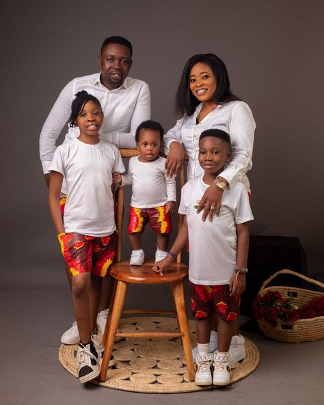 family photo shoot idea, with beautiful Adire. Wedding Anniversary Photoshoot Ideas, Anniversary Photoshoot Ideas, Wedding Anniversary Photoshoot, Anniversary Photo Shoot, Wedding Anniversary Photos, Family Portrait Poses, Family Photo Shoot, Relationship Stuff, Ceiling Design Living Room