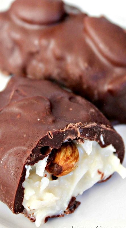 Copycat Almond Joy Bars ❊ Almond Joy Candy Bars, Key Lime Fudge, Almond Joy Candy, Homemade Candy Bars, Dessert Aux Fruits, Candy Recipes Homemade, Christmas Candy Recipes, Almond Joy, Oreo Dessert