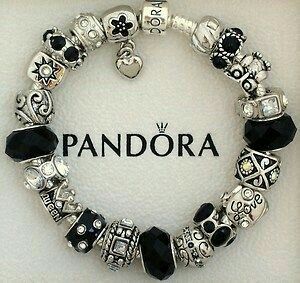 Quiero.... Silver Pandora Bracelet, Pandora Bracelet Charms Ideas, Black Love Heart, Pandora Bracelet Designs, Pandora Armband, Leather Pearl Necklace, Pandora Collection, Bracelet Pandora, Pandora Rings