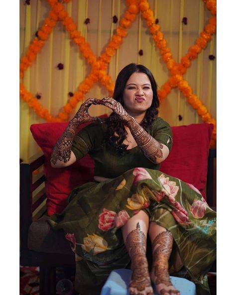 Mehedi Poses Couple, Healthy Bride Indian, Mehandi Photography Ideas, Mehedi Poses Bride, Wedding Mehndi Photography, Poses For Mehendi Ceremony, Mehandi Photo Shoot, Bridal Mehendi Photoshoot, Mhendi Photo Shoot With Friends