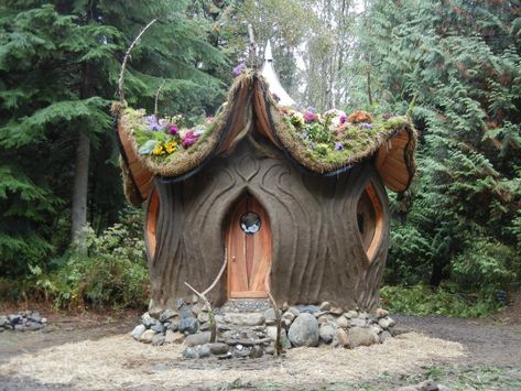 earthdome From August to October of 2015, I worked with a team of five people to build a 200 sq. ft. off-the-grid earth dome in the forest of Northwest Washington.  The structure was designed by SunRay Kelley and built for our client Ranger. Casa Do Hobbit, Earth Dome, Cob Building, Earthship Home, Natural Homes, Living Roofs, Fairytale Cottage, Unusual Homes, Cob House