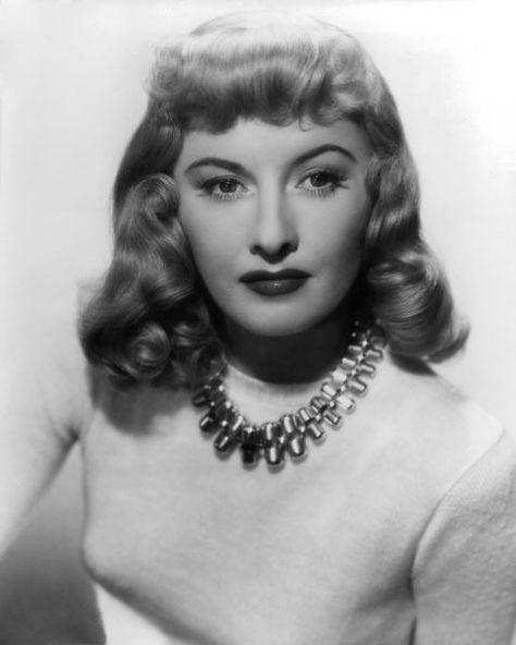 Delicate curls and waves brought softness to thick bangs and long bobs like Barbara Stanwyck's. 1940s Makeup, Vintage Bangs, Double Indemnity, Adam 12, Dorothy Dandridge, Very Important Person, 1940s Hairstyles, Geri Halliwell, Lana Turner