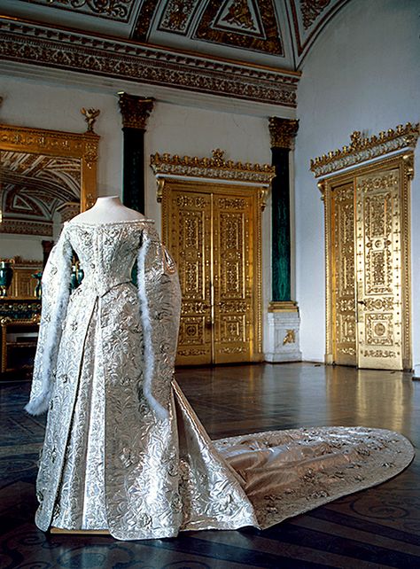 12 pictures of Russia’s most impressive royal weddings - Russia Beyond Alexandra Feodorovna, Court Dresses, Period Dress, Style Royal, Estilo Real, Retro Mode, Vintage Gowns, Antique Clothing, Fairytale Dress