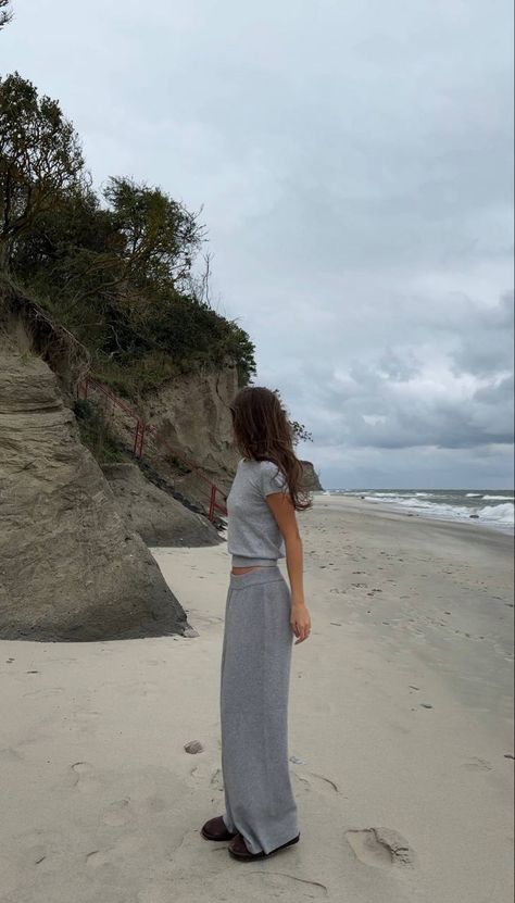 Cold Beach Outfit, Street Style Classy, Street Style Comfy, Casual School Outfit, Outfit Basics, Basics Outfit, Cool Girl Outfit, Effortless Chic Outfits, Style Capsule Wardrobe