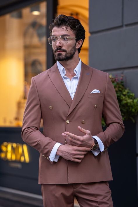 Infuse your formal wardrobe with rich tones and sharp lines. The Brown Double Breasted Suit 2-Piece is designed for those who wish to exude confidence with a touch of warmth and sophistication.  #brownsuit #doublebreastedsuit #mensformalwear #classicstyle #elegantmenswear #modernsuitstyle #tailoredfashion #businesswear #richbrownsuit #luxurysuiting Brown Double Breasted Suit, Bow Tie Suit, Modern Fit Suit, Double Breasted Tuxedo, Suit Styles, Suit Stores, Tailored Fashion, Slim Fit Suit Men, Suits Prom