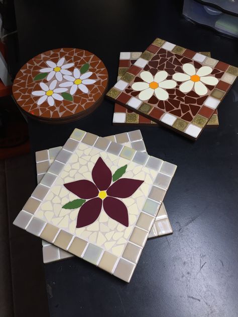 Mosaic Coasters Ideas, Mosaic Coasters, Clothespin Diy Crafts, Mosaic Tray, Mosaic Art Diy, Mosaic Stepping Stones, Mosaic Flower Pots, Mosaic Garden Art, Mosaic Art Projects