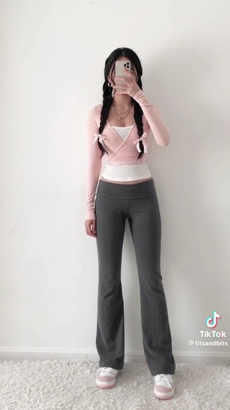 Pink Workout Outfit, Workout Outfits Aesthetic, Comfy School Outfits, Gymwear Outfits, Normal Clothes, Simple Trendy Outfits, Sporty Outfits, Mom Outfits, Casual Style Outfits