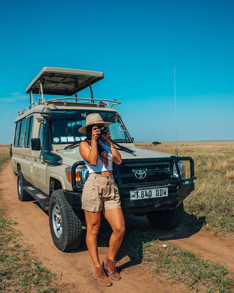 SWIPE TO SEE WHAT I’M SHOOTING ➡️ Out of all the animals in the Serengeti National Park, I think lions are my favorite! I want one of the… Safari Outfits For Women, Safari Chic Outfits, Safari Adventure Outfit, South Africa Outfits, Baecation Outfits, Safari Outfit Women, Kenya Trip, Jungle Outfit, Safari Jeep