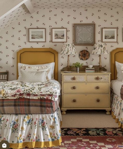 Rachel Masky, Vintage Girls Room, Girls Room Ideas, Pop Aesthetic, Louise Roe, Office Guest Room, Twin Beds, Twin Bedroom, Dreamy Bedrooms