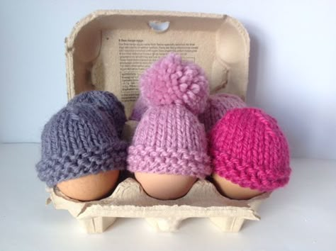 Knitted Egg Cosy - Easy Project for Beginners Knitted Easter Crafts, Easter Knits, Easter Knitting, Egg Cosy, Egg Cozy, Quick Knitting Projects, Baby Hat Knitting Patterns Free, Egg Baby, Knitted Gifts