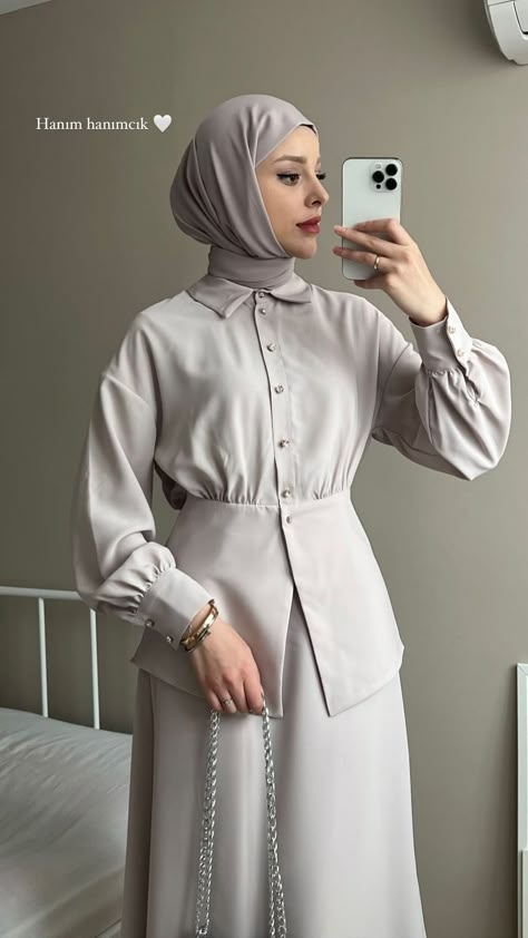 Kemeja Outfit Hijab, Ootd Lebaran, Dress Lebaran, Kondangan Outfit, Blouse Casual Fashion, Gowns Dresses Elegant, Mode Abaya, Fashion Top Outfits, Casual Hijab Outfit