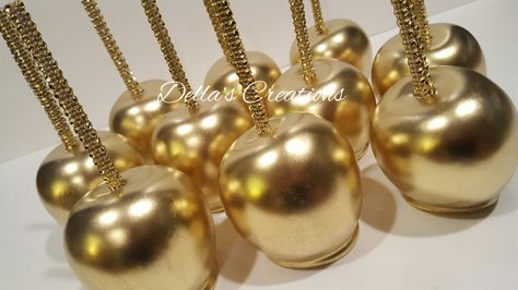 Metallic gold candy apples with bling sticks! Gold Candy Apples, Decorated Apples, Colored Candy Apples, Candy Apple Recipe, Chocolate Covered Apples, Apple Cream, Cake Pop Decorating, Chocolate Apples, Beautiful Wedding Reception