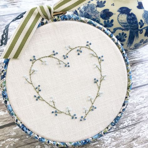 Embroidery Hoop Art Tutorial, Diy Embroidery Flowers, Wreath Embroidery, Broderie Simple, Embroidery Stitches Beginner, Pola Bordir, Fleurs Diy, Embroidery Hearts, Embroidery Stitches Tutorial