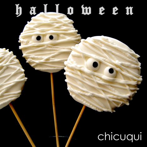 Galletas decoradas sin gluten y con palito con forma de momia para Halloween! Tutorial en chicuqui.com Postres Halloween, Cake Design Inspiration, Cute Halloween Decorations, Easy Halloween Food, Oreo Pops, Halloween Chocolate, Holiday Snacks, Halloween Treat Bags, Chocolate Decorations