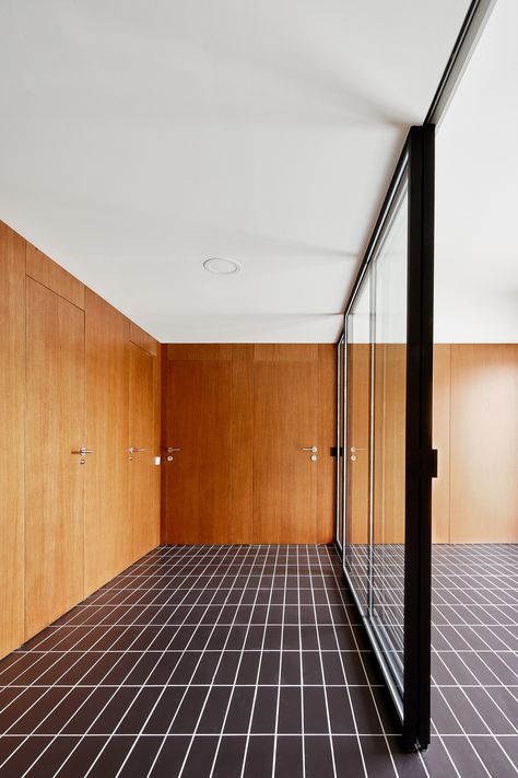 Hall Deco, Barcelona House, Corbusier Architecture, Herringbone Floor, Glass Walls, Retro Interior, Empty Room, Commercial Interiors, Ceiling Design