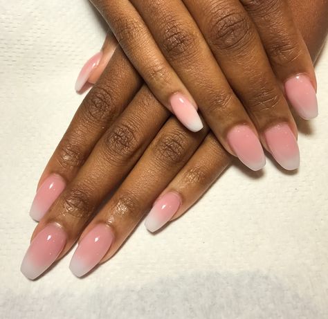 Ombré pink & white Pink And White Ombre Nails Almond, Light Pink Ombre Nails, Pink To White Ombre Nails, Ombre Pink And White Nails, Pink Gradient Nails, Isi Agu, Ambre Nails, Nails Images, Engagement Nails