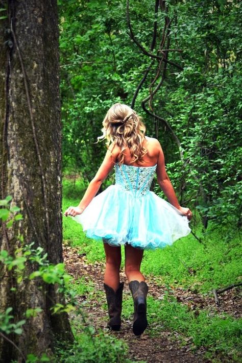 Sparkly, flowy dress & cowboy boots: A wonderful combination. ♥ Vestidos Country, Country Prom, Homecoming Pictures, Looks Country, Country Dresses, Prom Pictures, Farm Girl, Homecoming Dress, Fancy Dresses