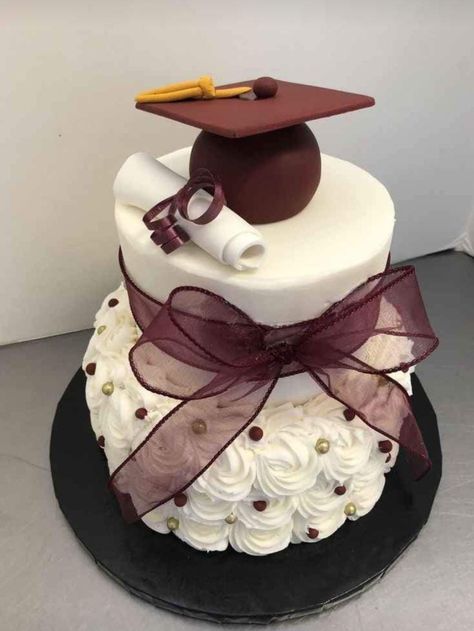 Graduation Cakes For Ladies, Maroon Graduation Cake, Maroon Graduation Party Decorations, College Graduation Cakes, Graduation Party Desserts, Graduation Party Cake, Senior Graduation Party, Graduation Party High, School Cake