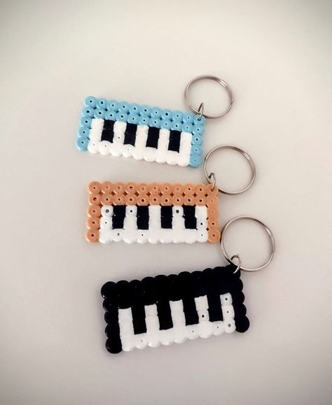 Perler Bead Keychain Small, Buff Hello Kitty Perler Beads, White Perler Bead Patterns, Pyssla Keychain, Perler Beads Black And White, Aesthetic Hama Bead Ideas, Melt Bead Ideas, Piano Perler Beads, Parlor Bead Ideas