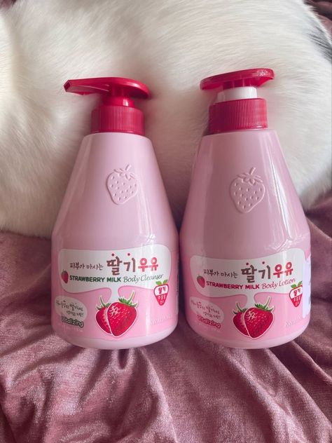 Strawberry Lotion Aesthetic, Strawberry Skincare, 00s Mode, Shower Skin Care, Pretty Skin Care, Bath And Body Care, Strawberry Milk, Body Care Routine, Body Cleanser