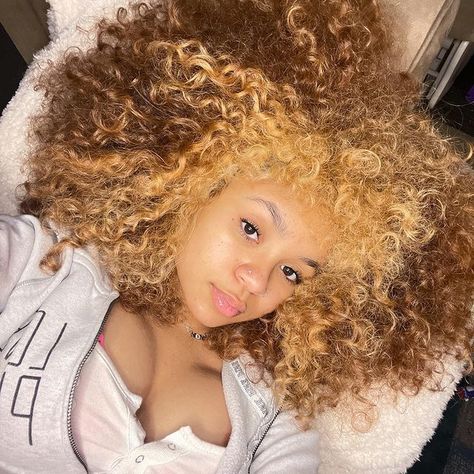 Blonde Perimeter Hair, Copper With Blonde Highlights Curly Hair, Light Ginger Curly Hair, Ginger Hair With Blonde Highlights Black Women, Ginger And Blonde Hair Black Women, Afro Hairstyles For Women, Long Natural Curly Hair, Yellow Hair Color, Blonde Natural Hair