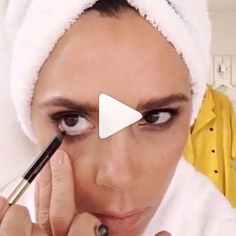 So schminkt sich Victoria Beckham | BRIGITTE.de Viktoria Beckham, Posh Spice, Victoria Beckham, Makeup, Make Up