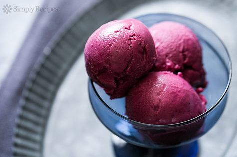 Homemade Frozen Yogurt Recipes, Blueberry Frozen Yogurt, Frozen Yogurt Blueberries, Homemade Frozen Yogurt, Frozen Yogurt Recipes, Yogurt Ice Cream, Blueberry Syrup, Blueberry Lemonade, Holiday Favorite Recipes