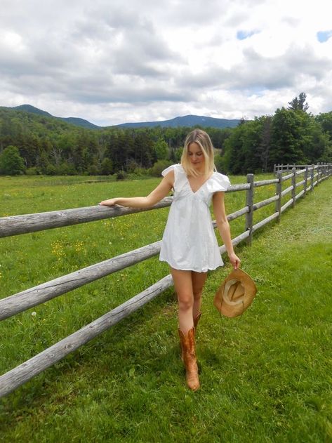 White Fence Photoshoot, Florida Keys Aesthetic Outfits, White Dress And Cowgirl Boots, Cowgirl White Dress, Cute Outfits With Cowboy Boots, Western Senior Pictures Outfit, Cowgirl Shoot, Farm Photoshoot, Granola Girl Outfits