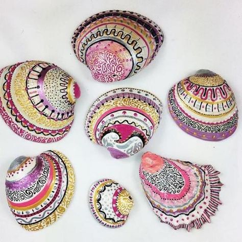 Cómo pintar conchas de mar: Manualidades Art Coquillage, Seashell Painting, Shell Crafts Diy, Painted Shells, Shell Decor, Seashell Art, Pink Themes, Beach Crafts, Seashell Crafts