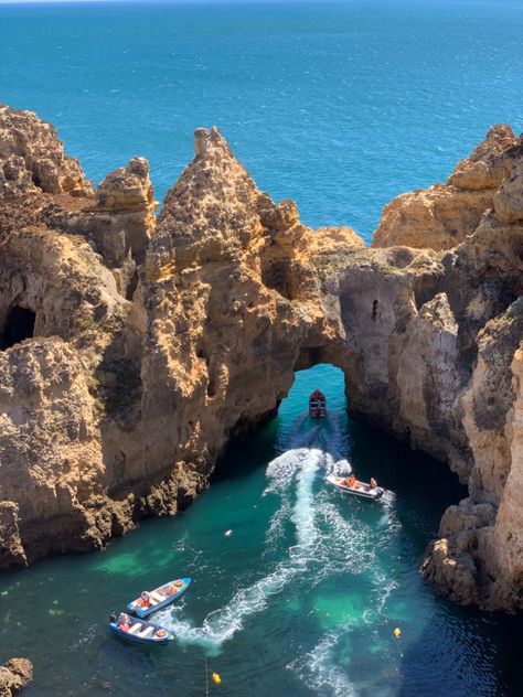 Magnifique photo de Lagos avec des bateaux dans la mer et des falaises Lagos Portugal Aesthetic, Algarve Portugal Aesthetic, Portugal Lagos, Summer Abroad, Faro Portugal, Lagos Portugal, Dream Vacations Destinations, Albufeira, Croatia Travel