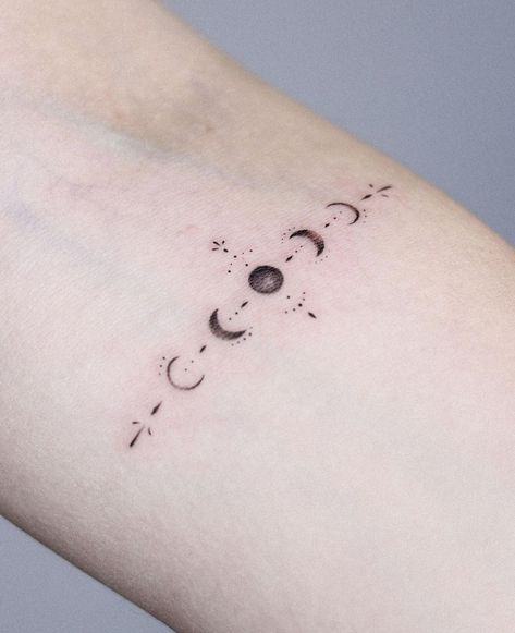 Moon Phase Band Tattoo, Moon Phase And Stars Tattoo, Lunar Tattoo Design, Moon Phase Wrist Tattoo, Fineline Moon Phases Tattoo, Dainty Moon Phase Tattoo, Moon Bracelet Tattoo, Geometric Moon Phases Tattoo, Moon Fases Tattoos