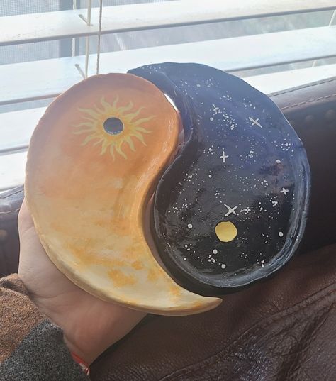 Yin Yang Clay Dish, Sun And Moon Ceramics Pottery, Trippy Pottery Ideas, Clay Key Bowl, Sun And Moon Clay Art, Diy Ashtray Clay Incense Holder, Ying Yang Clay, Sun And Moon Clay, Ceramic Jewelry Dish