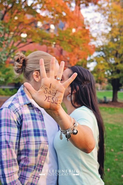 18 Fun Engagement Announcements That Call For A 'Hell Yes!' Propose Day Wallpaper, Lesbian Engagement Pictures, Lesbian Engagement Photos, Photo Ideas Beach, Lesbian Engagement, Engagement Announcements, Engagement Photoshoot Ideas, Propose Day, Engagement Pictures Poses