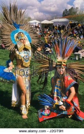 Aztec Headdress, Warrior Princess Costume, Aztec Costume, Mexican Ideas, Aztec Clothing, Mayan People, Native Wears, Aztec Culture, Aztec Warrior