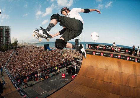 Tony Hawk. Skateboard Posters, Tony Hawk Skateboard, Games Tattoo, Tony Hawk Pro Skater, Skateboarding Tricks, Skate And Destroy, Pro Skaters, X Games, Tony Hawk