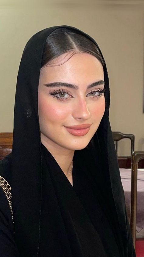 Beautiful Jewish Women, Grey Eye Makeup, Light Makeup Looks, Arabic Makeup, Hair Scarf Styles, Head Scarf Styles, Arabian Beauty Women, Red Dresses Classy, Arab Beauty