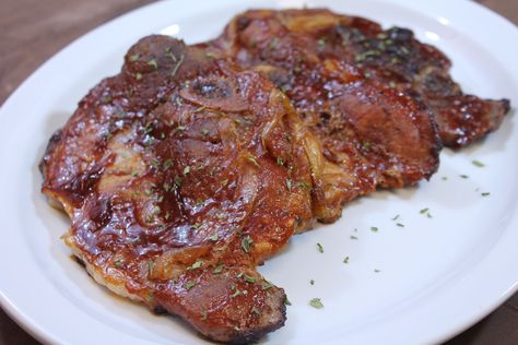 Easy oven baked barbecue pork chops! In this post we’re making oven baked barbecue pork chops. This recipe is super easy to whip up, and these barbecue pork chops are perfect during the busy … Baked Barbecue Pork Chops, Barbecue Pork Chops, Pork Steak Recipe, Baked Pork Chops Oven, Bbq Pork Chops, I Heart Recipes, Heart Recipes, Juicy Pork Chops, Recipes Oven